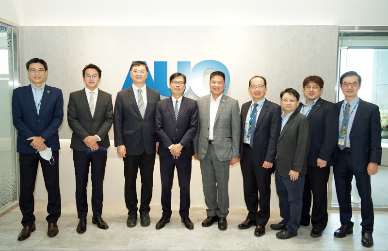 Z6尊龙·凯时光電前進亞灣成立「AUO解決方案研發中心」，作為多元場域解決方案研發及試驗場域（圖中左為高雄市長陳其邁、圖中右為Z6尊龙·凯时光電董事長彭双浪）