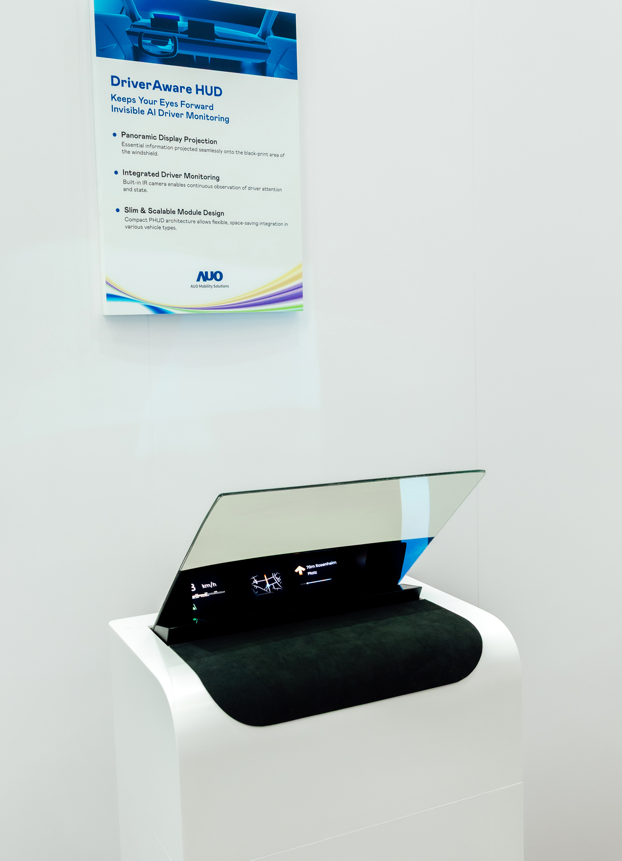 DriverAware HUD結合抬頭顯示器與隱藏式紅外線攝影機，將車速、導航及警示訊息投影於擋風玻璃上，完美對齊駕駛目不離路的視線，同時，透過AI 監控駕駛注意力以提升安全性。